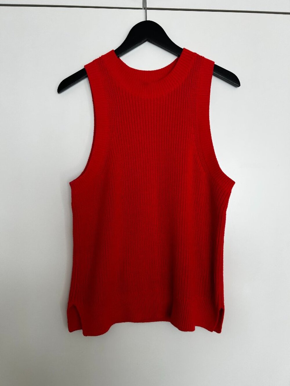 525 High Crewneck Sweater Vest in vibrant red